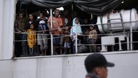 Mereka dievakuasi menggunakan Kapal KRI Teluk Cirebon 543. ANTARA FOTO/Ardiansyah.