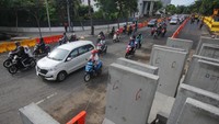 Dua lajur sisi timur Jalan Raya Gubeng, Surabaya sudah ramai dilintasi oleh para pengendara mobil dan motor.