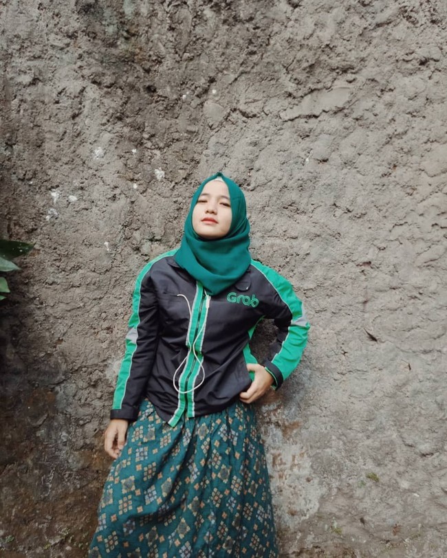 Saat bekerja sebagai driver ojek online, gaya hijab Melissa sangat simple. Biasanya ia memakai pashmina atau hijab segi empat.  Foto: Instagram/melisaprita