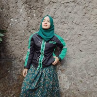 Saat bekerja sebagai driver ojek online, gaya hijab Melissa sangat simple. Biasanya ia memakai pashmina atau hijab segi empat.  Foto: Instagram/melisaprita