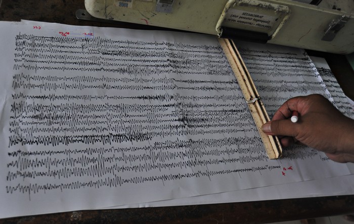 Petugas mengukur panjang amplitudo letusan Gunung Anak Krakatau (GAK) dari data rekam seismograf di Pos Pengamatan GAK Pasauran, Serang, Banten, Kamis (27/12/2018). PVMBG (Pusat Vulkanologi dan Mitigasi Bencana Geologi) menaikan status GAK dari WASPADA ke level SIAGA sejak Kamis (27/12) karena frekwensi letusan meningkat dengan amplitudo rata-rata 25 milimeter diiringi dentuman cukup keras. ANTARA FOTO/Asep Fathulrahman/hp.