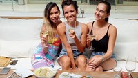 Berlibur ke Bali, Marissa dan teman-temannya habiskan waktu jalan-jalan bersama di Seminyak. Tak lupa mereka menikmati mini burger dan champagne dingin yang menyegarkan. Foto: Instagram @marissaln