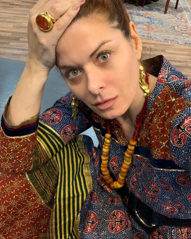 Sudah berusia matang, Debra tentu menggunakan eye cream. Ia pun punya dua pilihan, seperti La Mer The Illuminating Eye Gel dan Neocutis Lumiere Riche Bio-restorative Eye Balm. Setelahnya, ia kerap memakai masker Joanna Vargas Sheet Masks dan Hanacure Multi-Action Treatment Mask. Foto: Instagram @therealdebramessing