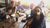 Bersama Mike Lewis acara makan siang di Bali semakin seru, dengan aneka makanan sehat dan jus buah yang segar. Foto: Instagram @marissaln