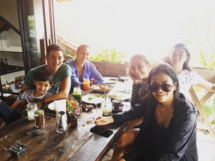 Pose Keren Marissa Nasution Saat Brunch Bareng Mike Lewis dan Teman-teman