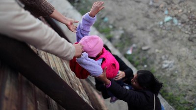 Imigran Honduras Susah Payah Lewati Tembok Perbatasan AS