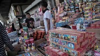 Petasan yang dijual memiliki bentuk dan variasi yang berbeda.