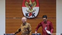 Ketua KPK Agus Rahardjo didampingi jubir KPK Febri Diansyah memberi keterangan pers di gedung KPK, Jakarta, Jumat (28/12/2018).