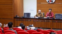 12 unsur pimpinan dan anggota DPRD disangkakan melanggar Pasal 12 huruf a atau Pasal 11 UU Pemberantasan Tindak Pidana Korupsi jo Pasal 55 ayat 1 ke-1 jo Pasal 65 ayat 1 KUHP.  Sedangkan terhadap tersangka ke-13 JFY, pihak swasta diduga memberikan pinjaman uang Rp 5 miliar kepada Arfan dkk.