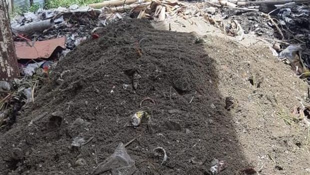 Limbah diduga material vulkanik Gunung Anak Krakatau di Kepulauan Seribu, Jumat (28/12/2018)