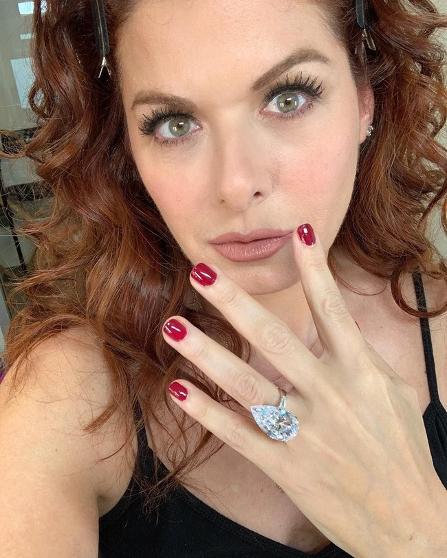 Dalam sebuah wawancara dengan Forbes, Debra Messing mengungkap rangkaian produk kecantikan andalannya. Kala itu, ia menyimpan kurang lebih 14 kosmetik, yang terdiri dari pembersih wajah, beberapa serum, sejumlah pelembap, hingga masker. Foto: Instagram @therealdebramessing