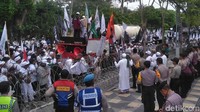 Mereka melakukan longmarch dari Islamic Center menuju ke Konjen China.