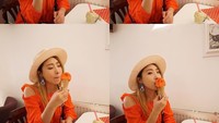 Tuh kan, lagi-lagi makan es krim. Kali ini Minzy melahap gelato berwarna sama seperti warna bajunya. Lucunya!  Foto: Istimewa