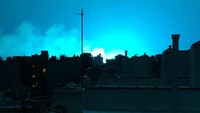 Untuk sesaat, warna biru menyelimuti kegelapan malam di kota New York. Mulai dari Manhattan hingga New Jersey bisa menyaksikan cahaya biru itu. Foto: Twitter/@Eat_Work_Run/via REUTERS