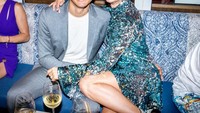 Liv nampak mendukung karir suaminya. Dalam rangkaian promo Crazy Rich Asians, Liv setia di samping Henry loh. Foto: Instagram livvlo