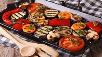Jangan lupa menyiapkan wadah saji yang besar. Piring besar atau nampan datar bisa dimaanfaatkan untuk menampung makanan yang sudah matang. Selamat berpesta! Foto: iStock