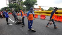 Setelah proses perbaikan jalan rampung, Jalan Raya Gubeng mulai diaspal dan dibuat marka jalan pada Kamis (27/12/2018) lalu.