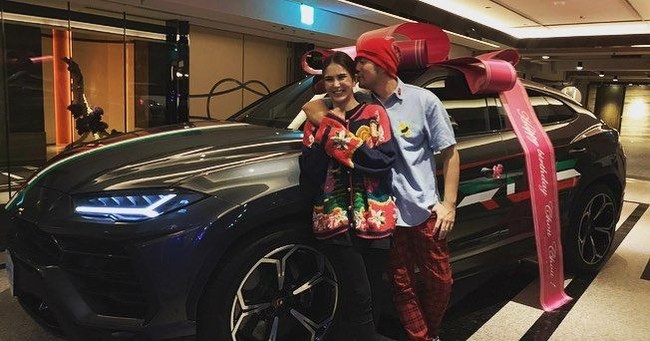 Aktris cantik Hannah Quinlivan mencuri perhatian karena memberikan hadiah untuk suaminya, Jay Chou yang akan berulang tahun ke-40 mobil mewah. Foto: Instagram