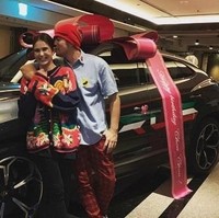 Aktris cantik Hannah Quinlivan mencuri perhatian karena memberikan hadiah untuk suaminya, Jay Chou yang akan berulang tahun ke-40 mobil mewah. Foto: Instagram