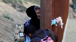 Imigran Honduras Susah Payah Lewati Tembok Perbatasan AS