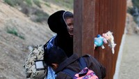 Imigran dari Honduras ini merupakan bagian dari rombongan ribuan imigran Amerika Tengah yang menuju AS. REUTERS/Mohammed Salem.