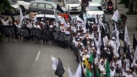 Ribuan massa yang tergabung dalam Solidaritas Ormas Islam Kota Surabaya menggelar aksi di depan Konjen China, Jalan Mayjen Sungkono, Jumat (28/12/2018).