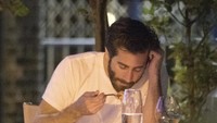 Kira-kira apa ya yang sedang disantap Jake? Mungkinkah ia yang sedang santai pakai kaus putih makan pasta? Foto: Istimewa
