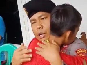 Menenangkan Adit yang Kehilangan Orang Tuanya Akibat Tsunami