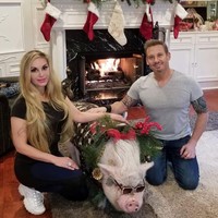 Tidak tanggung-tanggung, harga kacamata tersebut mencapai US$ 690 atau sekitar Rp 10 juta. Tak hanya itu, Marcela yang tinggal Agoura Hills, Los Angeles, California, AS, juga menggelar pesta untuk merayakan ulang tahun kelima Chuy sekaligus syukuran atas keselamatan sang babi dari bencana kebakaran hebat yang melanda kawasan tersebut baru-baru ini. (Foto: Instagram/@marcelaiglesiashollywood)