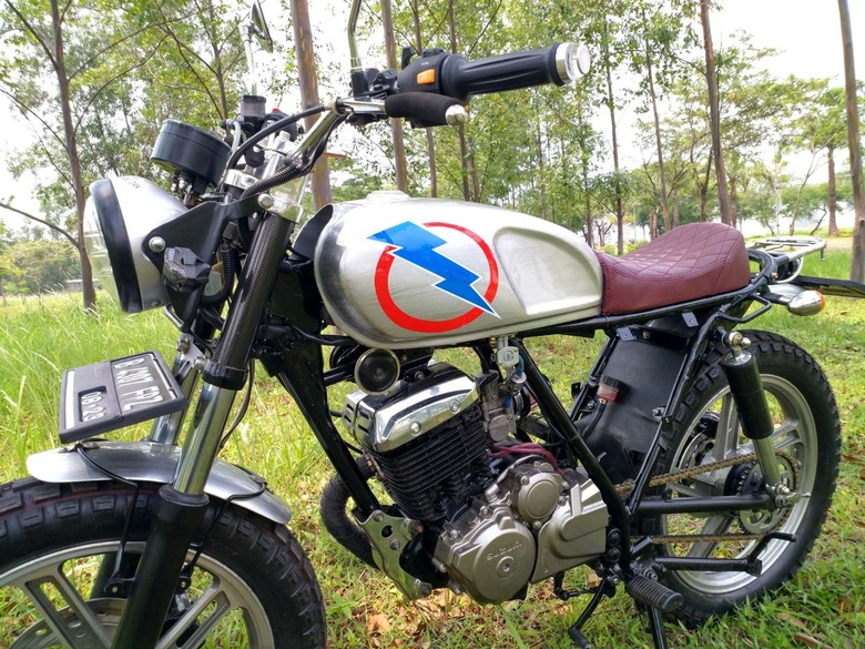 Modifikasi Suzuki Thunder Bergaya Brat Foto: Pool Modifikasi Suzuki Thunder Bergaya Brat Foto: Pool