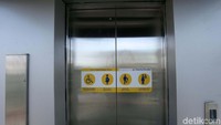 Sisi modern dari JPO Sumarno dapat dilihat dari adanya lift.
