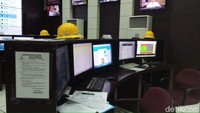 Kemudian, dari hasil data D1 Seismic Processing System tersebut jika getarannya melebihi Magnitudo 7 akan langsung terhubung ke alat D2 Back up Toast. Gempa dengan guncangan lebih dari M 7 tersebut akan diolah kembali apakah guncangan tersebut berpotensi tsunami. Setelah hasilnya terlihat kemudian BMKG akan menginformasikan terkait terjadinya gempa bumi di suatu lokasi dan peringatan dini potensi tsunami di wilayah terdekat titik terjadinya gempa. Foto: Farih Maulana/detikcom