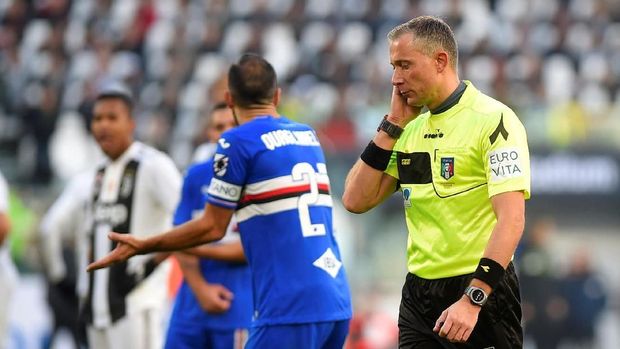 Wasit Paolo Valeri dua kali menggunakan VAR untuk insiden yang krusial.