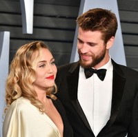 Cant take my eyes of you! Miley Cyrus sukses membuat Liam terpana di Vanity Fair Oscar Party 2018. (Foto: Getty Images)