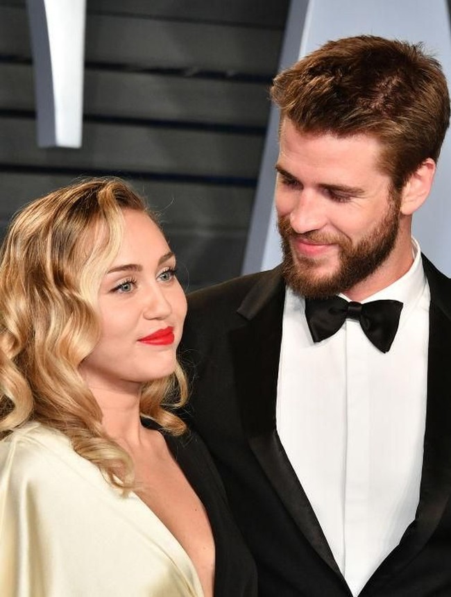Cant take my eyes of you! Miley Cyrus sukses membuat Liam terpana di Vanity Fair Oscar Party 2018. (Foto: Getty Images)