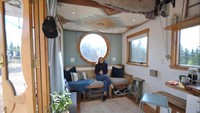 Kamar tidur terletak di lantai pertama. Uniknya, Parham dan Stephanie membuat elevator bed atau ranjang yang bisa dikatrol dan dinaikkan ke langit-langit saat tidak digunakan. Inhabitat/Nicole Jewell.