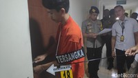 Foto: Pantauan detikcom, Sabtu (29/12/2018), rekonstruksi digelar di Apartemen Kebagusan City lantai 19. Adegan dimulai saat Sisca yang diperankan seorang perempuan itu menjemput Hidayat di lantai bawah. Mereka kemudian naik ke lantai 19. (Matius Alfons/detikcom)