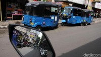 Jalanan yang harusnya bersih dari parkir ini dimanfaatkan oleh orang-orang yang tidak bertanggungjawab.