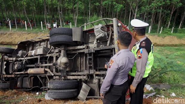 Sebuah Truk Tersungkur ke Parit di Tol Pemalang-Batang