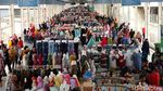Wow! Ramainya Skybridge Tanah Abang Jelang Tahun Baru