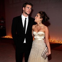 Miley Cyrus dan Liam Hemsworth menghadiri Oscar party pada Februari 2010 silam. Penampilan tersebut sekaligus mengonfirmasi bahwa keduanya sedang menjalin asmara. (Foto: Getty Images)