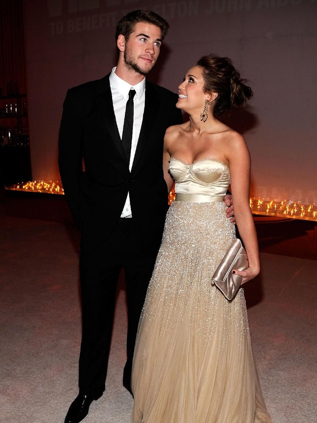 Miley Cyrus dan Liam Hemsworth menghadiri Oscar party pada Februari 2010 silam. Penampilan tersebut sekaligus mengonfirmasi bahwa keduanya sedang menjalin asmara. (Foto: Getty Images)