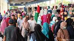Wow! Ramainya Skybridge Tanah Abang Jelang Tahun Baru