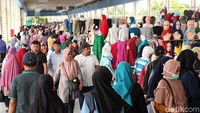 Hingga kini warga masih berbondong-bondong mendatangi Skybridge Tanah Abang.