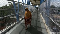 Warga melintas di Jembatan Penyeberangan Orang (JPO) Sumarno jalan Dr Sumarno, Jakarta Timur, Sabtu (29/12/2018).