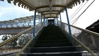 JPO dengan arsitektur modern, namun tidak melupakan unsur budaya Betawi di dalamnya.