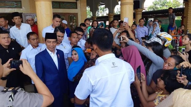 Presiden Jokowi meladeni warga Binjai yang meminta berfoto.
