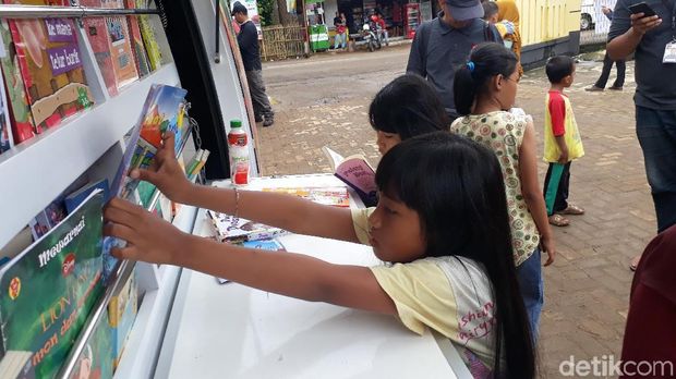 Keceriaan Anak-anak Pengungsi di Pandeglang Bersama CT Arsa