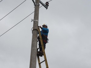 Pasang Listrik Pasca Tsunami Banten, Petugas PLN: Takut Ombak Naik