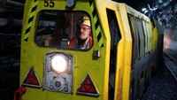 Seorang pekerja menjalankan kereta pengangkut hasil tambang untuk yang terakhir kalinya di kedalaman 1.000 meter. Reuters/Wolfgang Rattay.